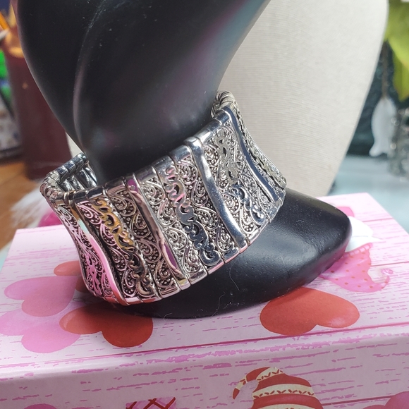 NWT silver toned filigree pattern 1 1/4 inch wide stretch bracelet - Picture 5 of 7